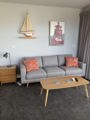 Estudio Deluxe, 1 cama King size, vista al puerto | Área de sala de estar | Smart TV de 58 pulgadas con canales digitales y televisión 