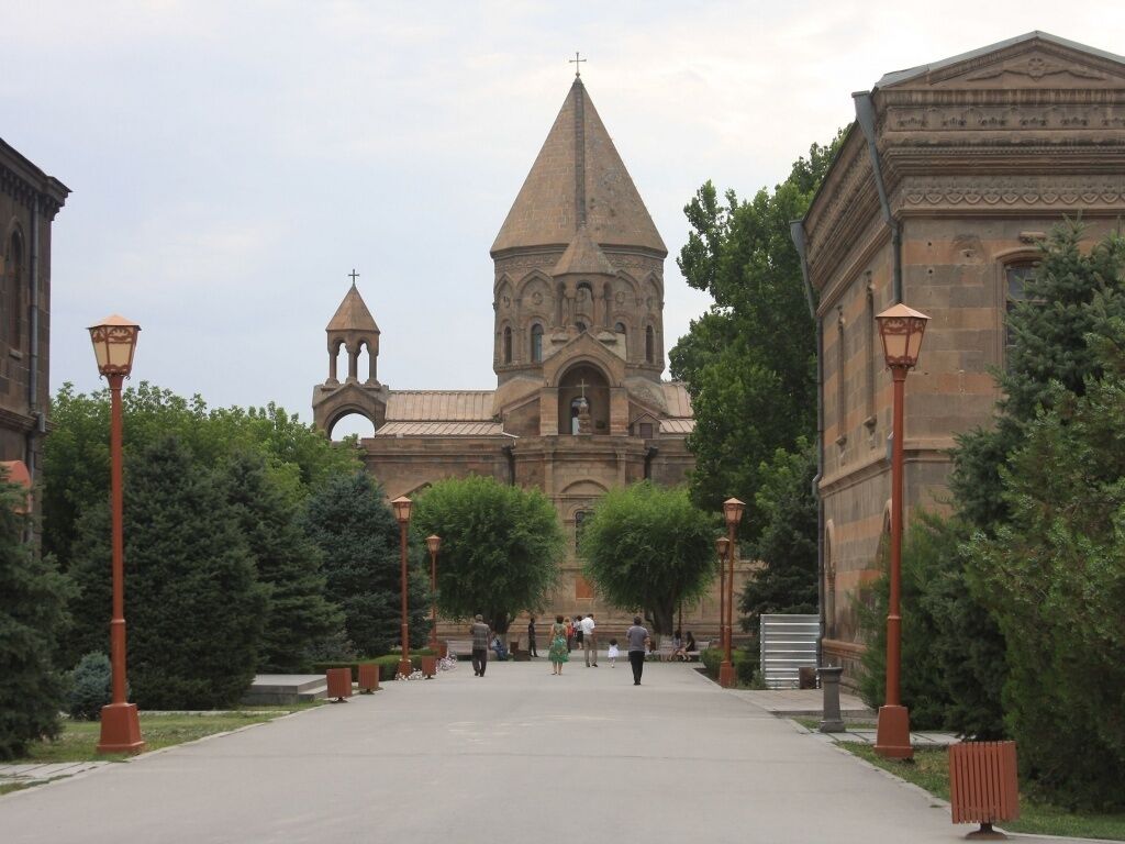 Una chiesa con un'alta torre centrale e una torre più piccola a sinistra.