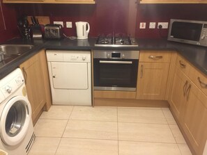 Fridge, microwave, oven, stovetop - Home Away From Home - Relax with Netflix (Colchester)