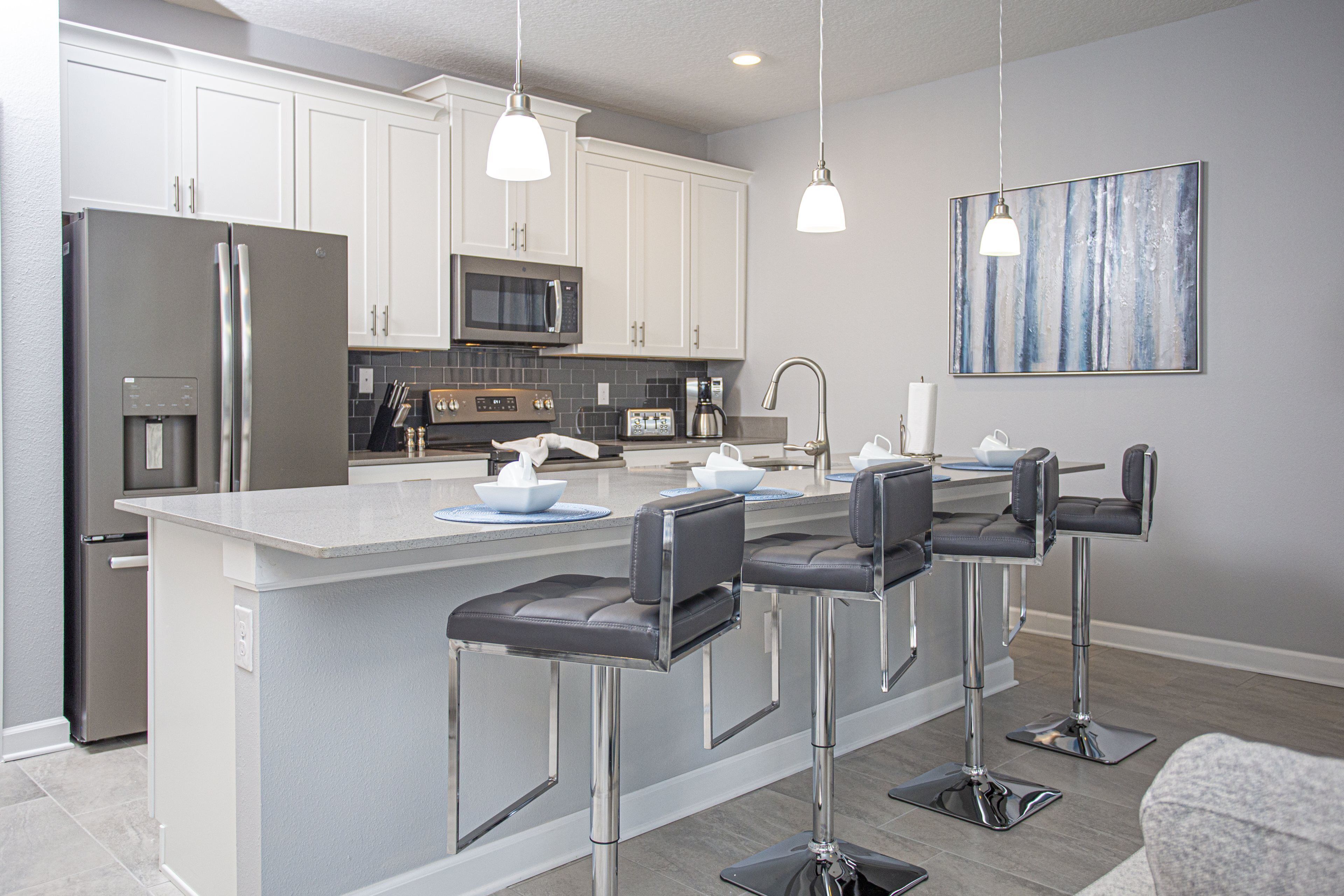 Kylskåp, mikrovågsugn, ugn och spishäll