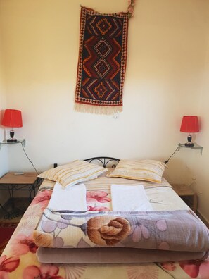 Una scrivania, postazione laptop, ferro/asse da stiro