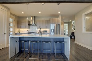 ثلاجة، ميكروويف، فرن، موقد طهي مسطح