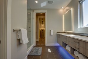 Combined shower/tub, hair dryer, towels
