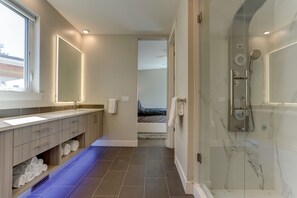 Kombination af bruser/badekar, hårtørrer, håndklæder