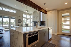 ثلاجة، ميكروويف، فرن، موقد طهي مسطح