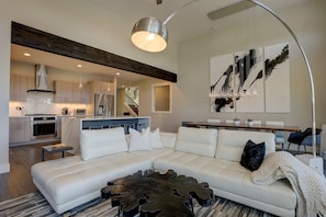 TV, fireplace, video games - Ruby Peak - Outdoor Living! Modern & Fresh, Hot Tub, A/C, Mountain View, Peloton (Bend)