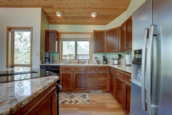 冷蔵庫、電子レンジ、オーブン、コンロ