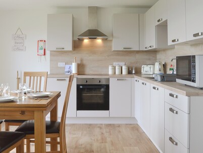 Rockworks Chalets No.4 - UK7043