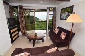 Een televisie en boeken