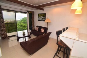 Een televisie en boeken