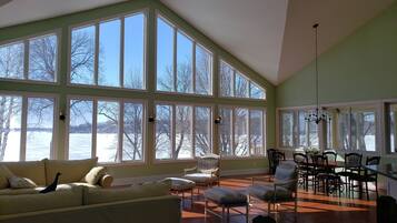 Smart TV, fireplace, ping pong, books