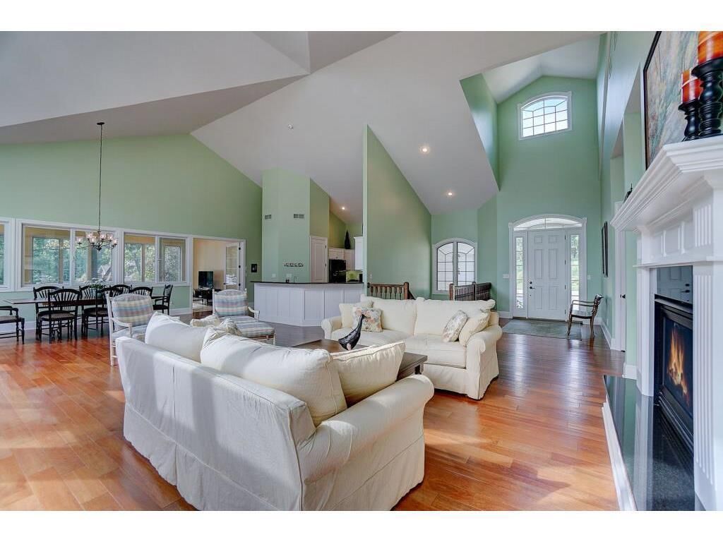 Stunning Executive Cottage on Lake Koronis