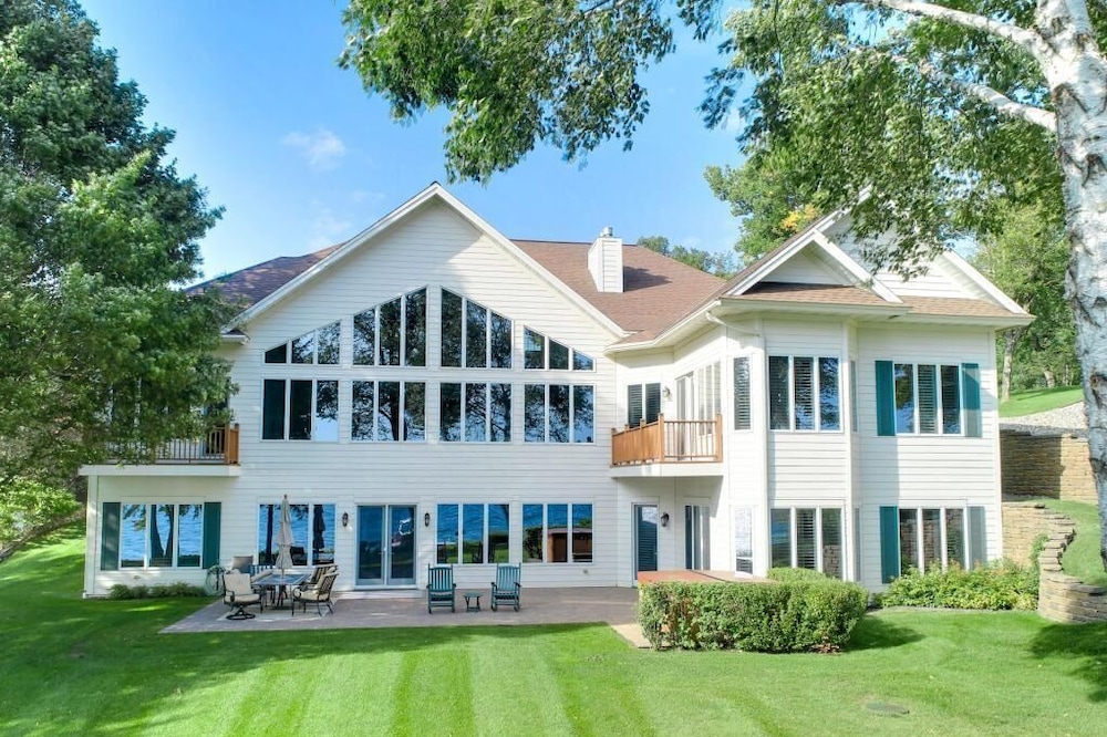 Stunning Executive Cottage on Lake Koronis