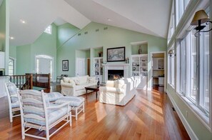 Smart TV, chimenea, tenis de mesa y libros