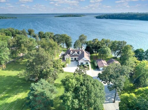 Stunning Executive Cottage on Lake Koronis