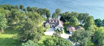 Stunning Executive Cottage on Lake Koronis