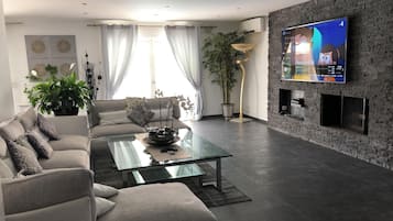 TV, fireplace