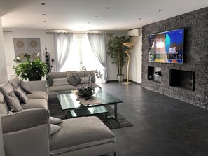 TV, fireplace