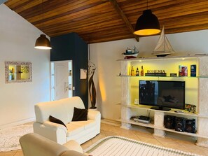 Fernseher, DVD-Player, Tischtennisplatte, Stereoanlage