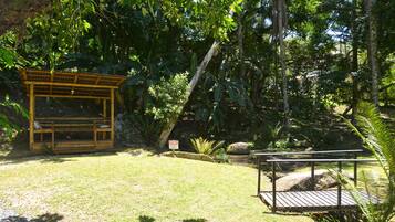 Una pérgola de madera en un exuberante jardín.
