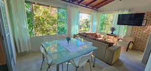 Standard Apartment | Living room | Smart TV - Pousada Sitio Olho Dagua (Bombinhas)