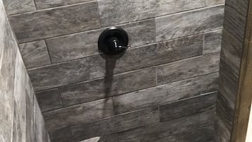 Douche, serviettes fournies, savon, shampoing