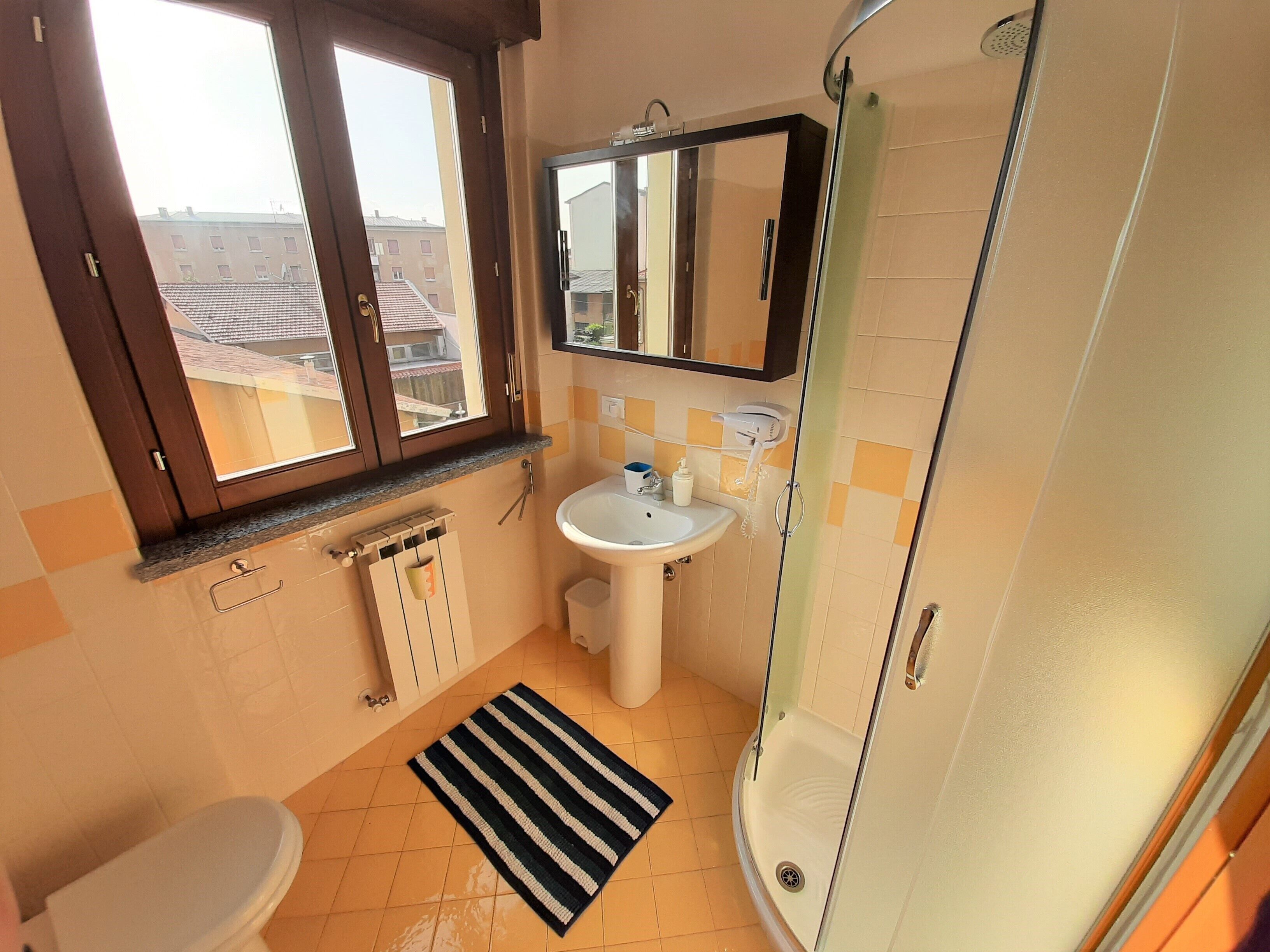 Douche, sèche-cheveux, bidet, serviettes fournies