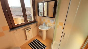 Douche, sĂšche-cheveux, bidet, serviettes fournies