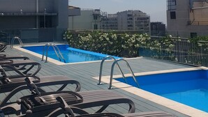 Apartamento básico | Piscina en la azotea | Una piscina al aire libre de temporada (de 11:00 a 20:00), tumbonas