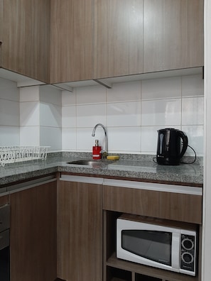 Basic Apartment | Microwave