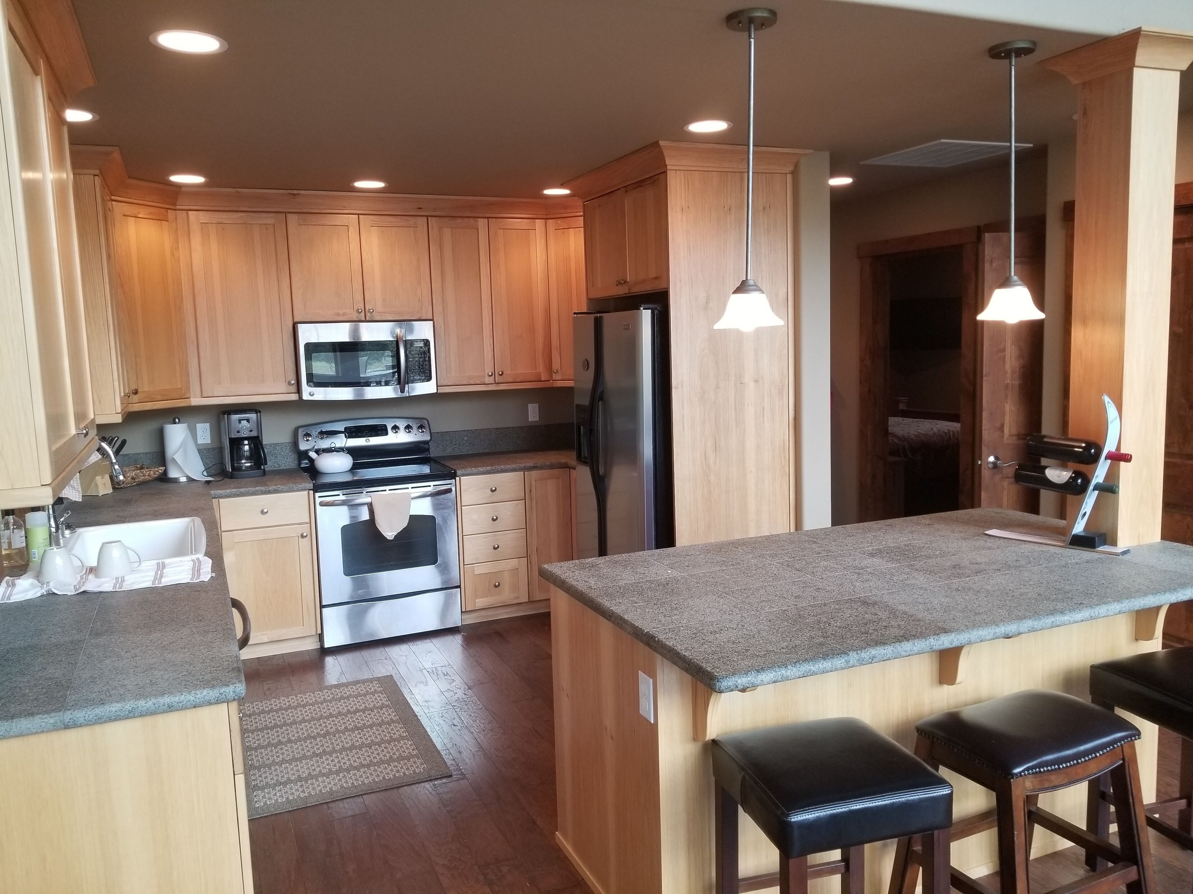 newer riverfront cabin on 5 acres, sleeps 12 great views