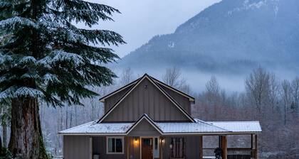 Beautiful riverfront cabin on 5 acres. Breathtaking views. Sleeps 12.