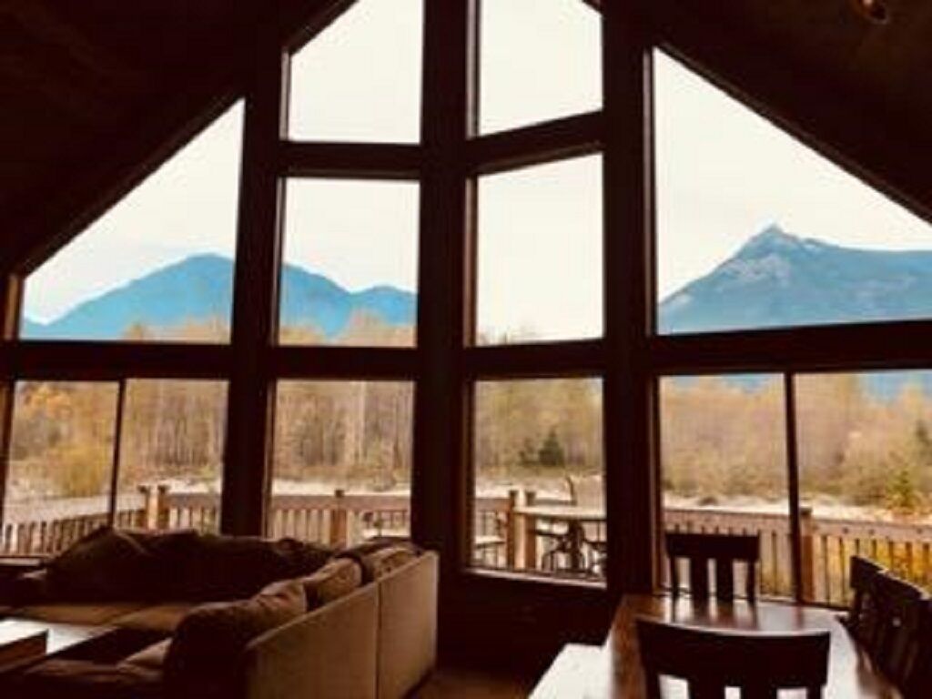 newer riverfront cabin on 5 acres, sleeps 12 great views