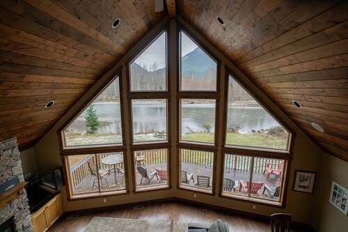 chalet au bord de la rivière plus récent sur 5 acres, peut accueillir 12 superbes vues