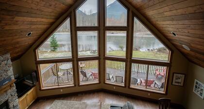 chalet au bord de la rivière plus récent sur 5 acres, peut accueillir 12 superbes vues