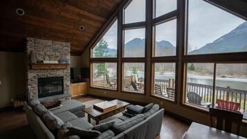 電視、壁爐、DVD 播放機、音響