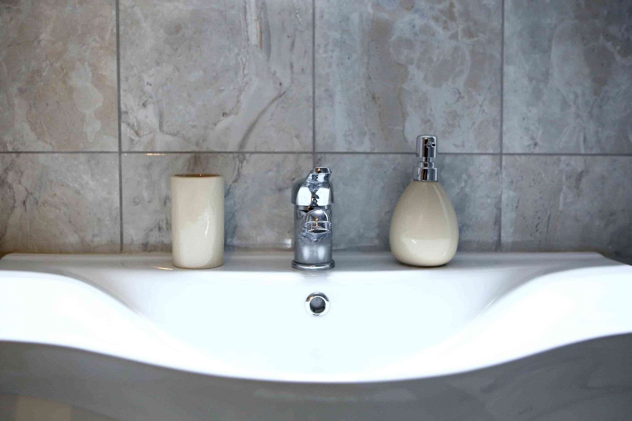 Een douche, een haardroger, handdoeken