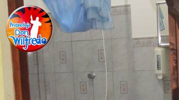 Dusche, Bidet, Handtücher, Seife