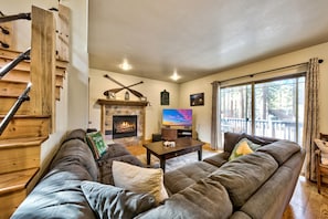 Smart TV, fireplace - Tahoe Family Haven - Hot Tub, Pool Table, 30-90 days (South Lake Tahoe)