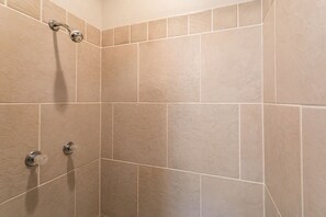 Ducha, secador de pelo, toallas, jabón