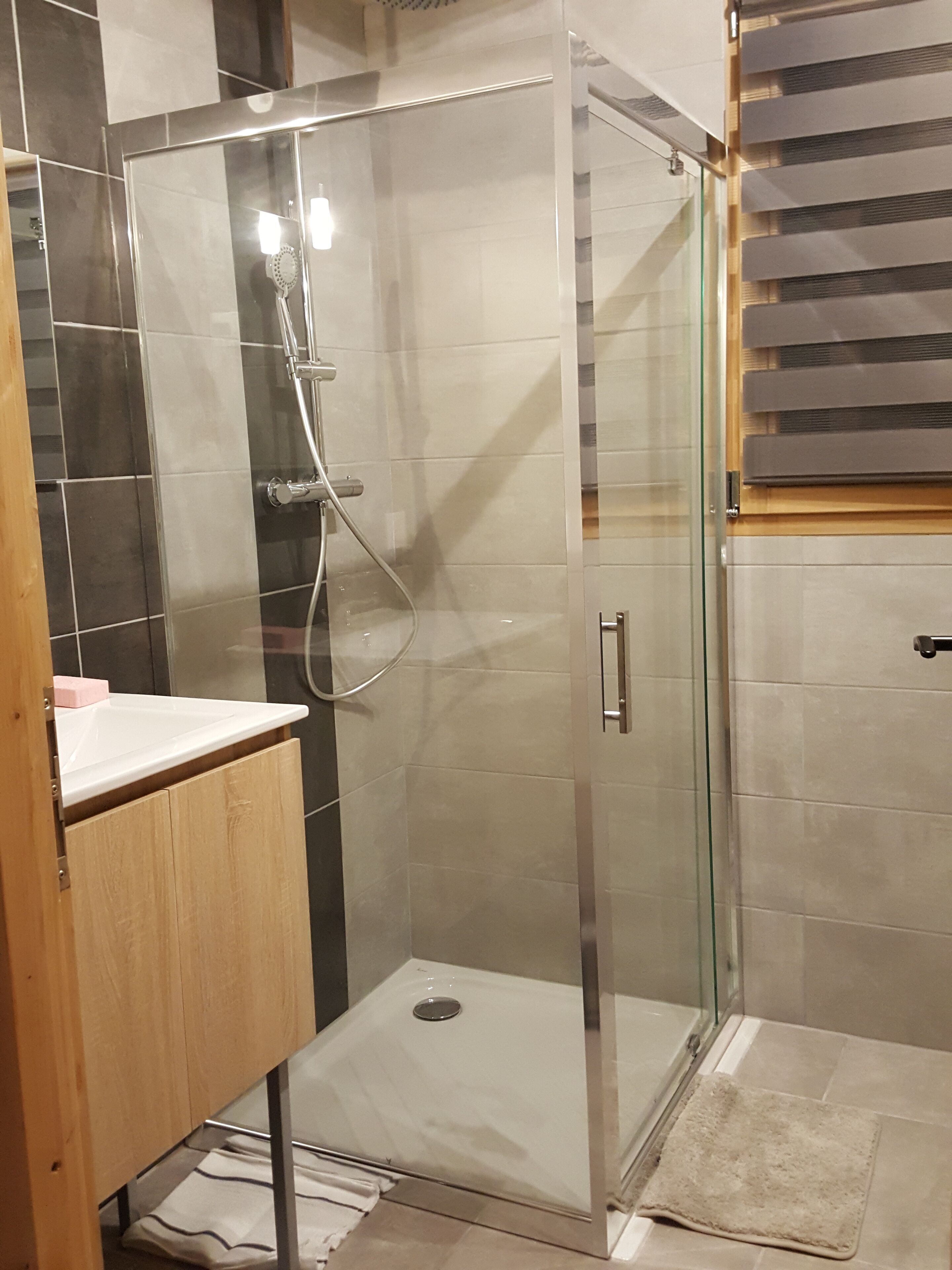 ETERLOU chalet in solid wood, on the ski slopes, facing south