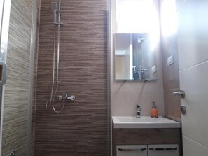 吹风机、毛巾、肥皂、卫生纸