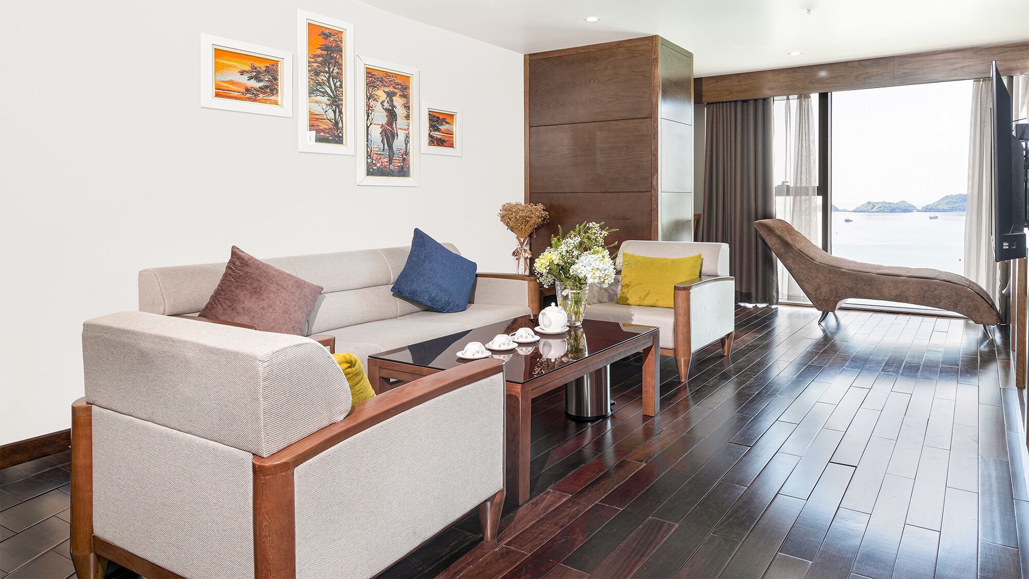 executive suite | living area | flat-screen tv