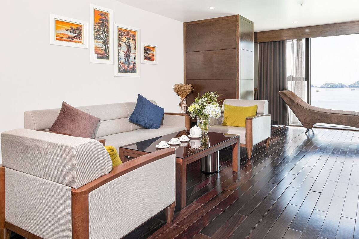 executive suite | living area | flat-screen tv