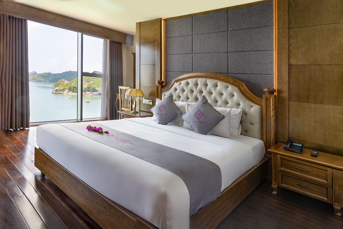 Executive Suite | Premium bedding, down duvets, memory-foam beds, minibar