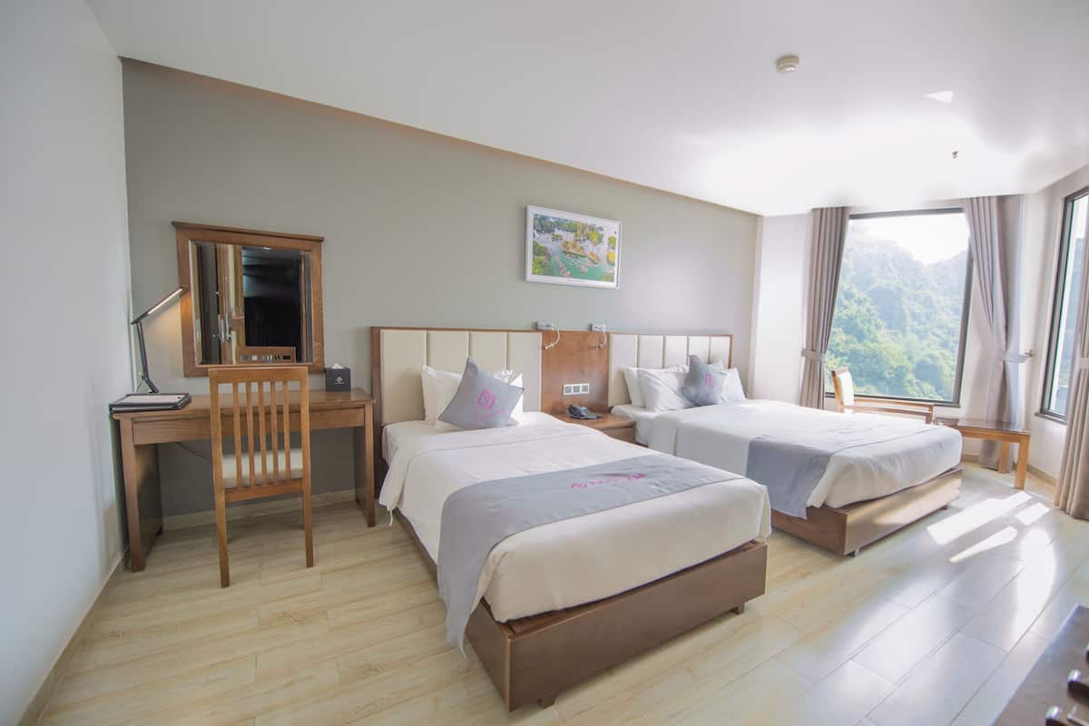Deluxe Triple Room | Bathroom | Shower, free toiletries, hair dryer, slippers