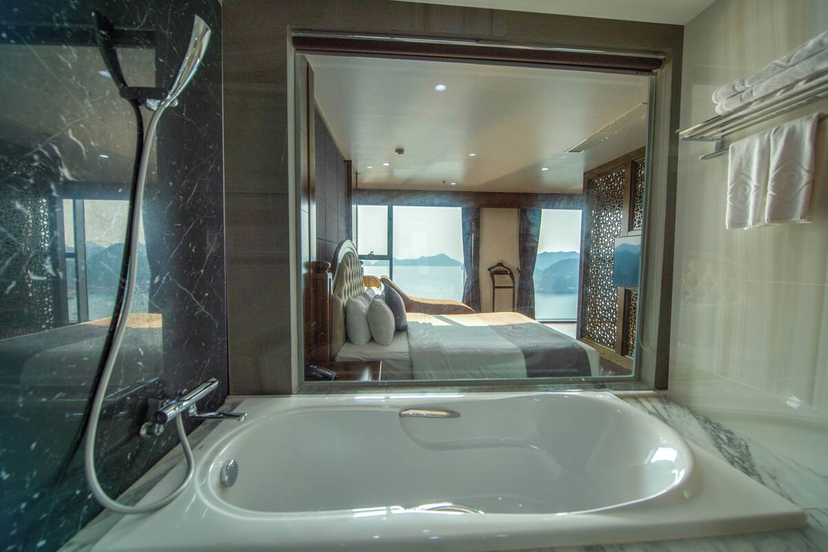 executive suite | bathroom | shower, free toiletries, hair dryer, slippers
