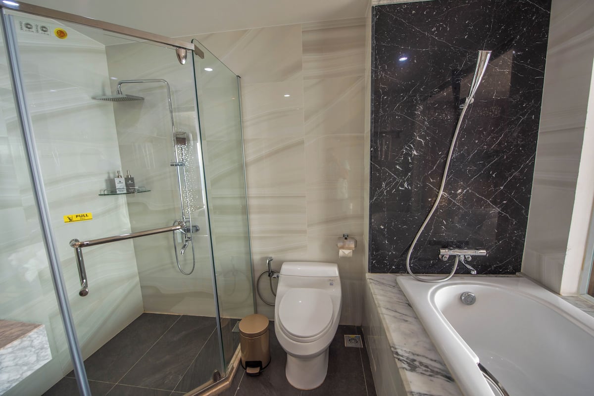 executive suite | bathroom | shower, free toiletries, hair dryer, slippers