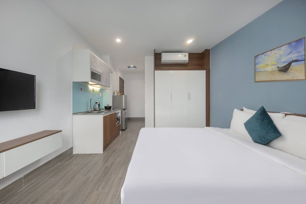 Deluxe Double Room | Premium bedding, minibar, desk, soundproofing