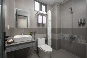 Douche, articles de toilette gratuits, sèche-cheveux, chaussons